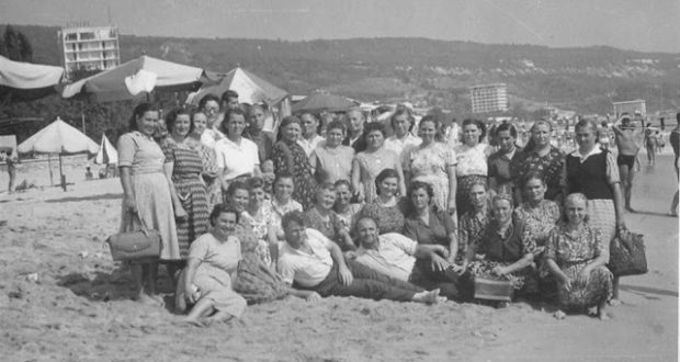 Работници от ТКЗС на море през 1963 година