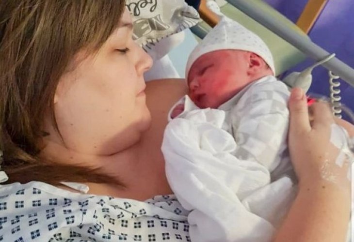 Жена раждаше секцио и в първия момент, когато извадиха бебето тя реши че ражда извънземно [СНИМКИ]