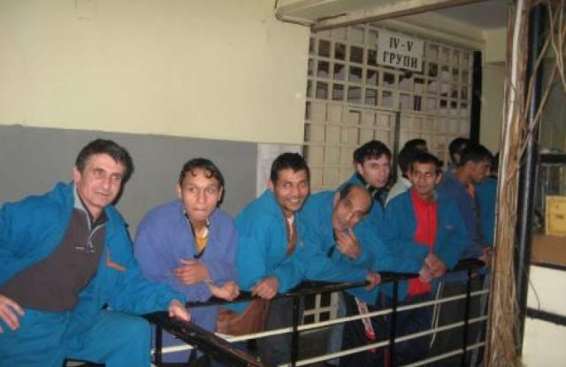  Избягаха двама затворници