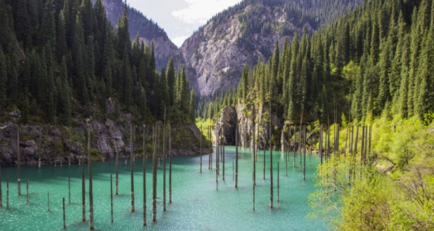 магическото езеро Каинди в Казахстан
