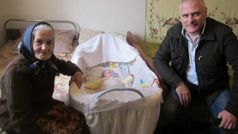 Борбената баба Недка от Раданово отгледала 22 деца а със 150 лв. пенсия успява да се грижи и за правнуче