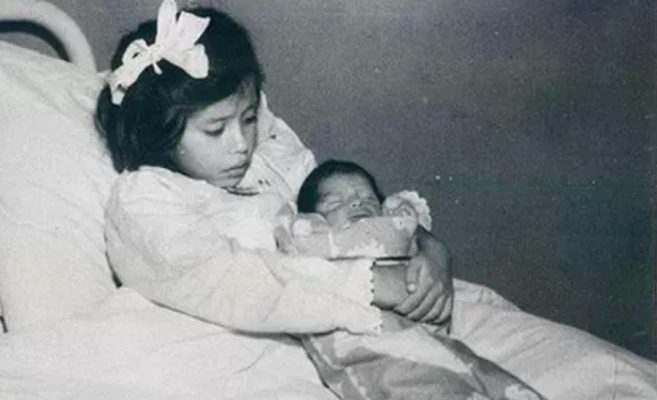 Тя ражда сина си когато е едва на 5 години. Ето как изглежда днес най-младата майка в човешката история (Снимки)