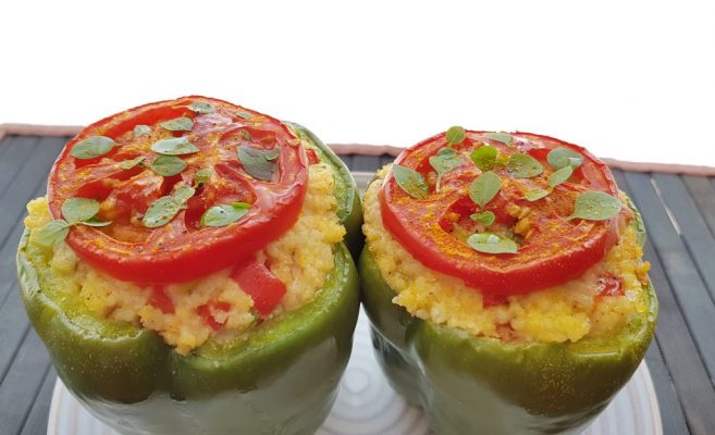 Като правя пълнени чушки не слагам ориз в каймата а го заменям с друго: стават нереално крехки и вкусни и ухаят вълшебно!