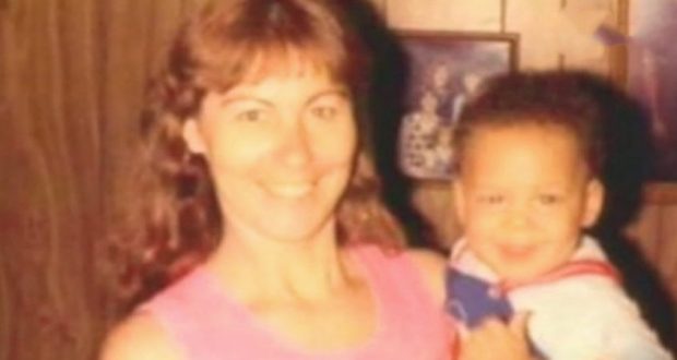 Жена осиновява дете – вижте как животът ѝ се преобръща 20 години по-късно