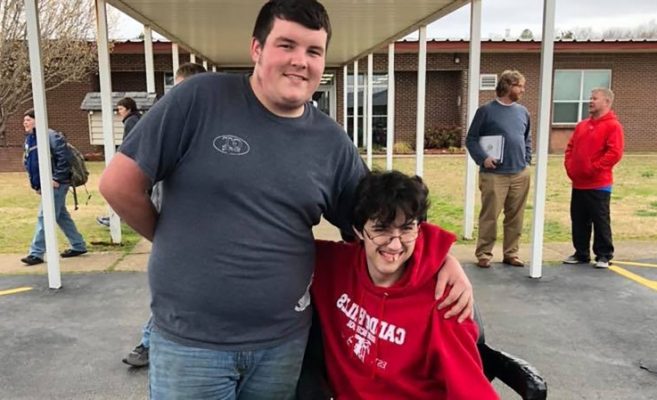 ЗА ПРИМЕР! Тийнейджър спестява цели 3 години от дневните си за да купи инвалидна количка за свой приятел