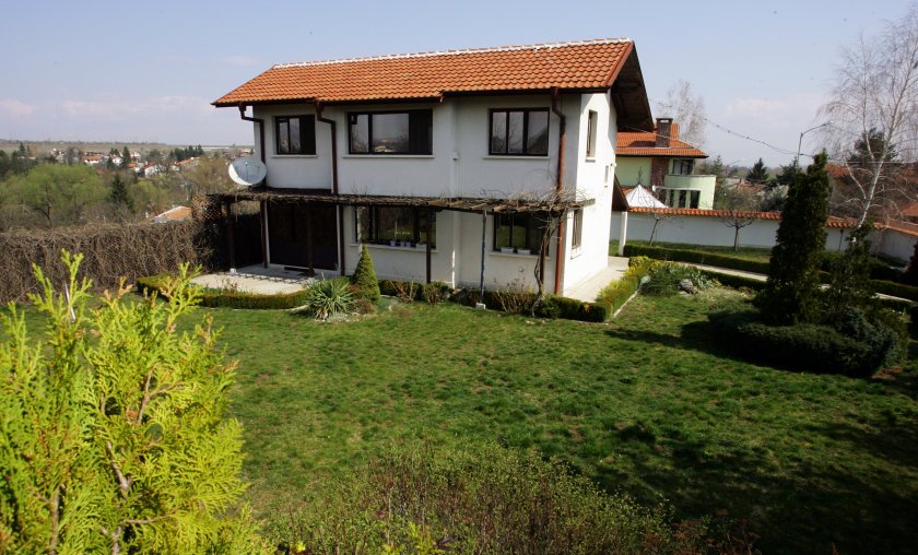 Вальо Топлото подрязва храсти