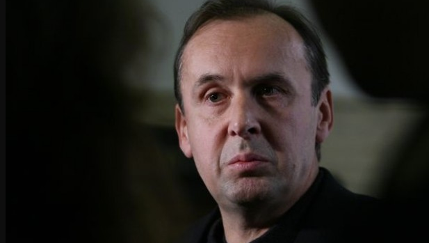 Вальо Топлото подрязва храсти