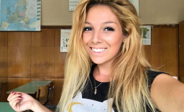 Млада и красива учителка изригна в социалните мрежи