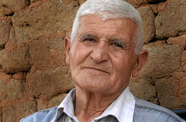 Чакръкчията бай Хасан Алиосман: Лекувам безплатно! И депутати и магарета!