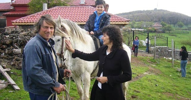 Как Бети и Ники с четири деца развъждат 700 крави из Родопите