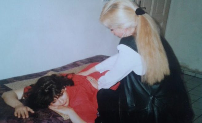 Тя е софийската Джуна. Тази жена прави чудеса – топи миоми и кисти помогнала е на стотици!