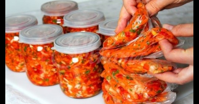 Слагам и във фризера и в буркани - универсалната ми подправка за всички манджички. Сега й е времето