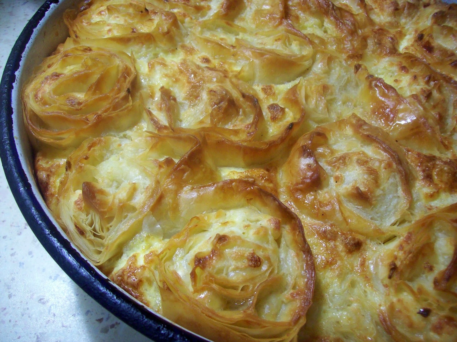 За тази баница се носят легенди сред родата - когото нагостя доволен остава и още иска. Бърза лесна чудно пухкава