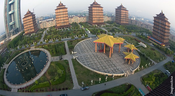 Няма да повярвате как живеят в най-богатото село: Всяко семейство получава кола и вила когато се засели там