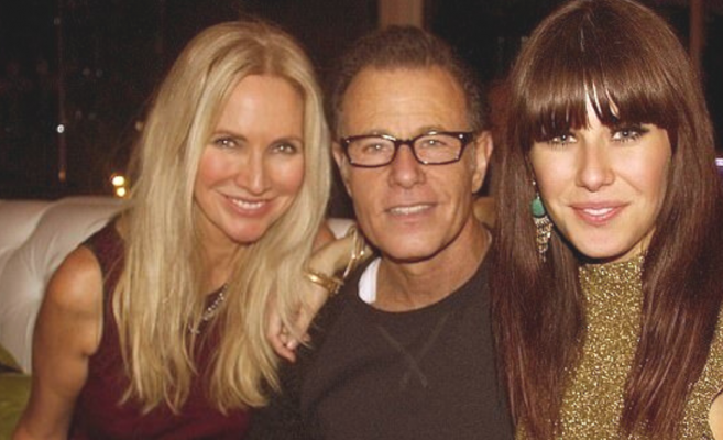 Тях ги смятат за сестри но: Мама е на 64 години а дъщерите й – на 34 години