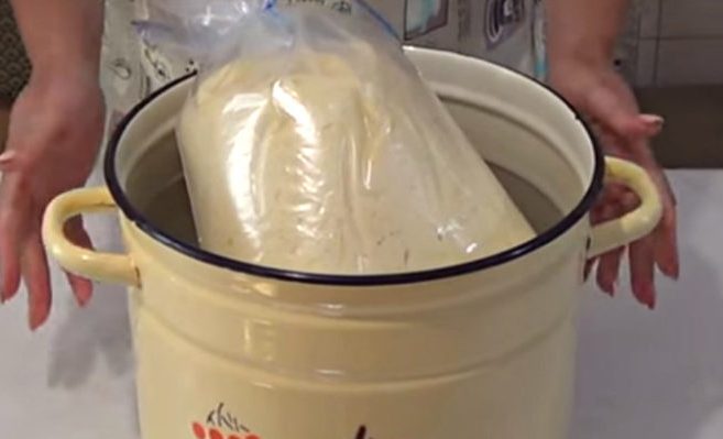 Замесвам го буквално за 15 минути а после държа в хладилника или замразявам. Каквото и да изпека е пухкаво и меко с дни: тесто-чудо!