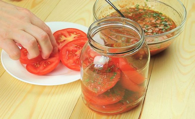 Ред доматчета ред подправки и хоп – в хладилника за 1 нощ. На сутринта всички точим лиги свършва за отрицателно време!