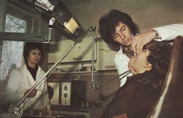 Имам пломба от 4 клас която и до днес е мръднала. Днес съм на 48 г. зъболекарят почина пломбата остана