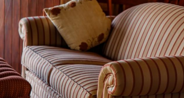 Жена си купи стар диван от разпродажба и внезапно забогатя