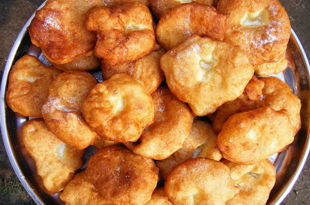 2 яйца и чаша кисело мляко - като ги метна в тигана цялата къща заухава на тесто! Любимите ни мекички-душички