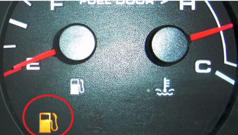 Лампичката за горивото свети колко километра може да изминете още (ТАБЛИЦА ПО МАРКИ И МОДЕЛИ)