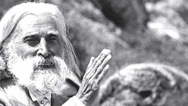 Мъдростта на Учителя Петър Дънов: „С всяка целувка майката влага живот в детето“