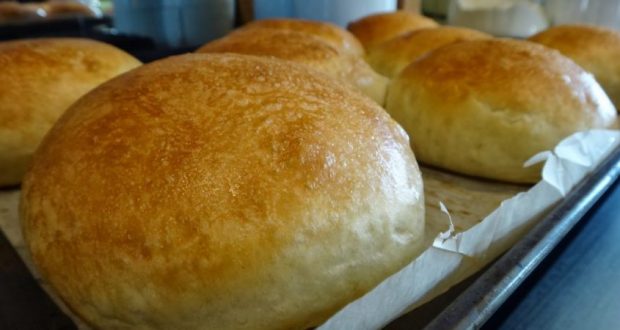 Безподобно мекички хлебчета от пухено тесто: най-лесната рецепта с винаги 100% резултат