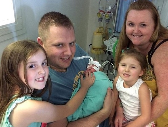 Медицинско чудо: бебе се ражда два дни преди крайният срок за аборт и въпреки всичко оцелява и се развива нормално