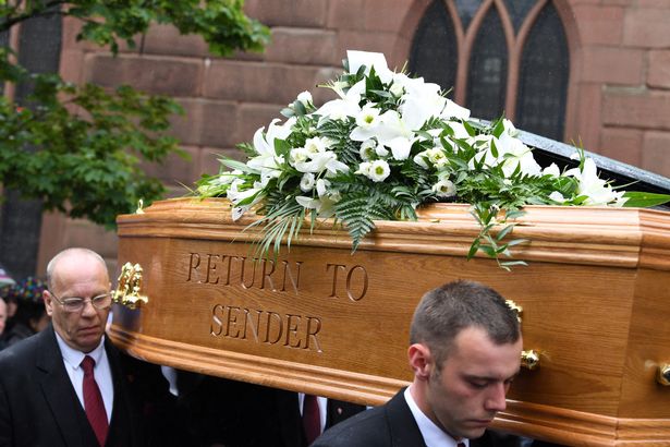 Българка плаща сметки на английски милионер