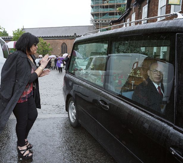 Българка плаща сметки на английски милионер