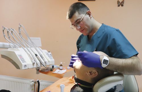 Млад зъболекар избра да работи на село и във Велико Търново за да постигне мечтите си в България