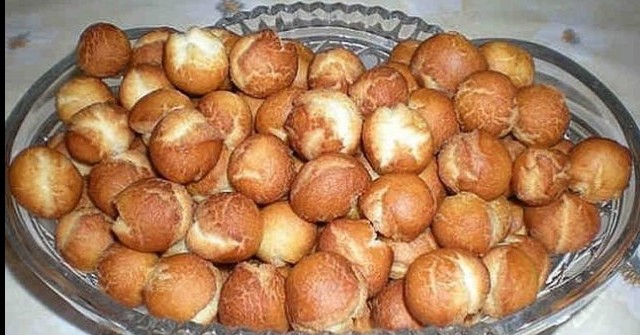 Съседката винаги ме гощава с тази вкусотия върви убийствено с кафенцето и клюките само да не прекалите че е много вкусно