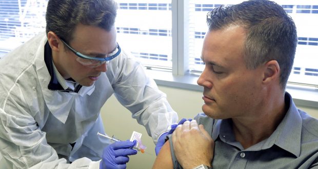 Първи доброволец беше инжектиран с тестова ваксина срещу коронавирус