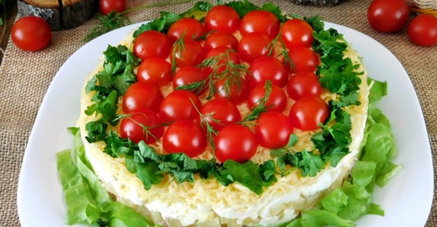 Вкусна салата с пиле и орехи на която няма да устоят и най-стеснителните ви гости!