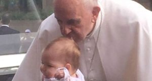 Папата целува по главата бебе което има рядък вид тумор