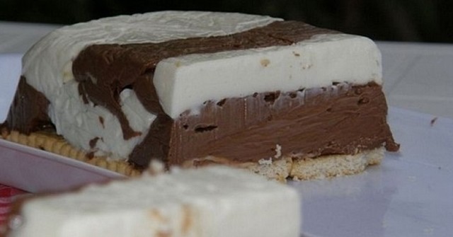 Обожавам го този сладкиш нито фурна ми трябва нито миксер става за минути а вкуса му трае вечно в устата ми