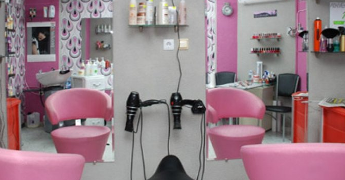 Фризьорските салони работят
