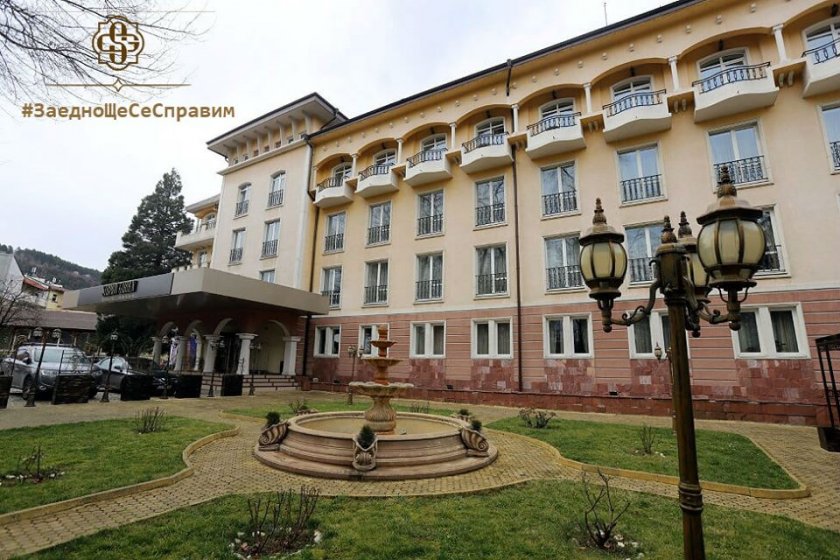 Първанов дава хотела си на медици