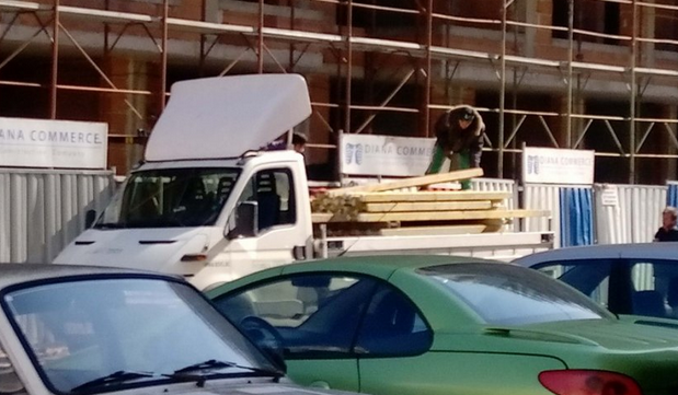 Работници бачкат здраво на строеж