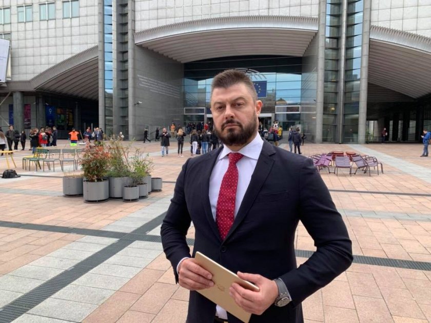 Ето го джипа на Бареков който дари на новата лаборатория в Пловдив!