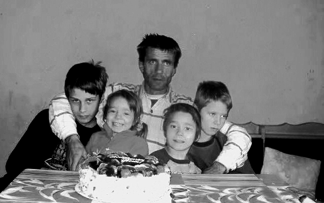 Бащата който отглежда сам четирите си деца