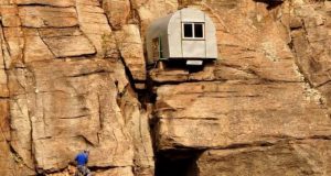 Уникални къщички в скалите с гледка към планината