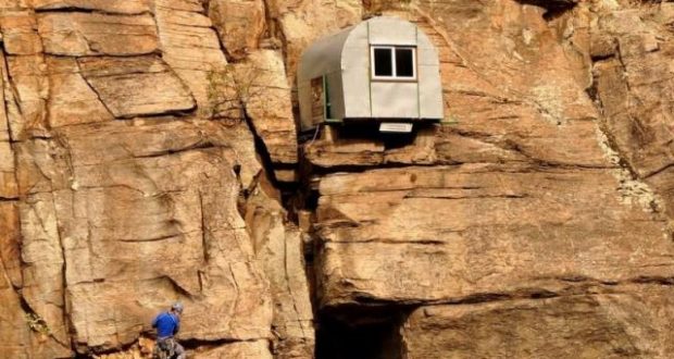 Уникални къщички в скалите с гледка към планината