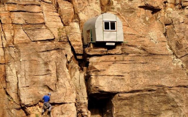 Уникални къщички в скалите с гледка към планината