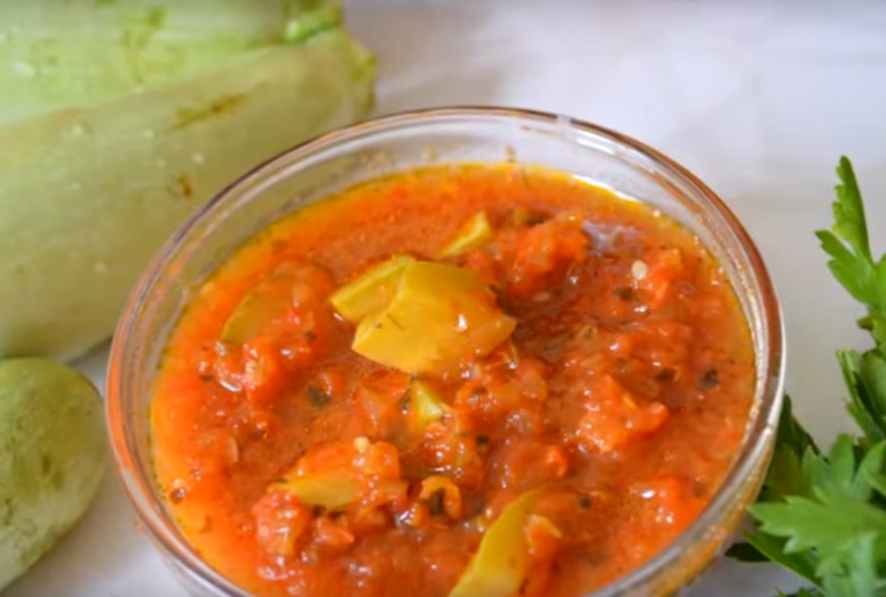 В сезона на тиквичките няма как поне няколко буркана да не си затворя за зимата с тази леко пикантна вкусотия