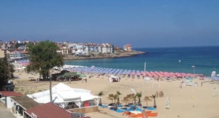 СНИМКА от читател: Изгубен сезон ли? Плажът в Созопол "гърми"