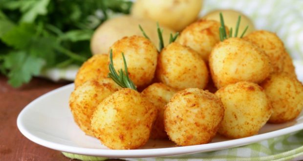 Картофени топки с кренвирш и сос – когато се чудите какво по-различно нещо да приготвите