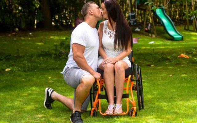 Мъжът й я изоставил когато се парализирала но тази майка на 4 деца пак намерила щастието