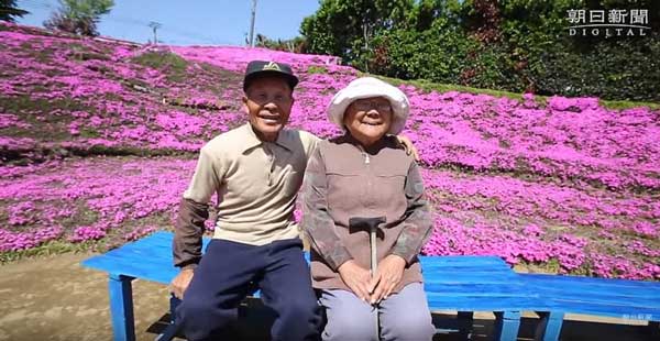 Любящ мъж 2 години превръщал поле в цветна градина за да види пак усмивката на жена си