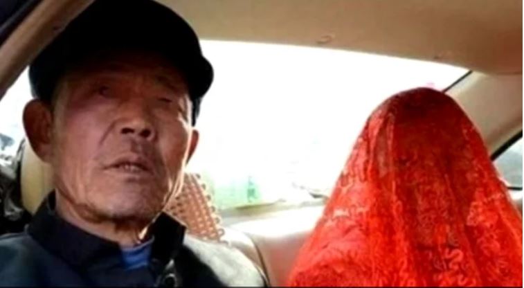 Млада булка се разплака докато я омъжваха за дядо но това бе само началото